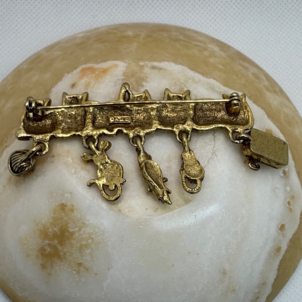 AJC Vintage gold-tone brooch with five cats and dangling charms. - Picture 8 of 12